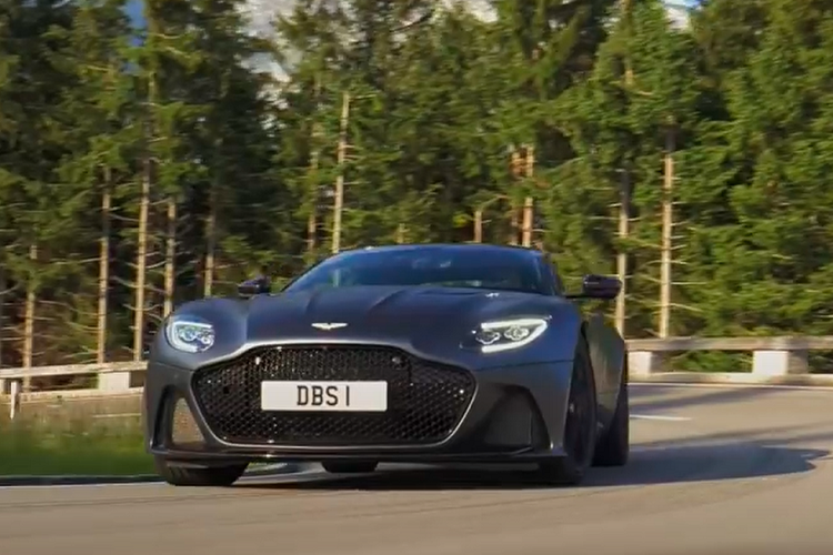 Siêu xe Aston Martin DBS Superleggera 2022 không chỉ là phiên bản hiệu suất cao của DB11 mà còn là mẫu xe thay thế cho dòng xe Vanquish S đình đám. Ngoài ra, Aston Martin DBS Superleggera 2022 còn đóng vai trò hồi sinh cả 2 thương hiệu DBS và Superleggera của hãng siêu xe Anh quốc.