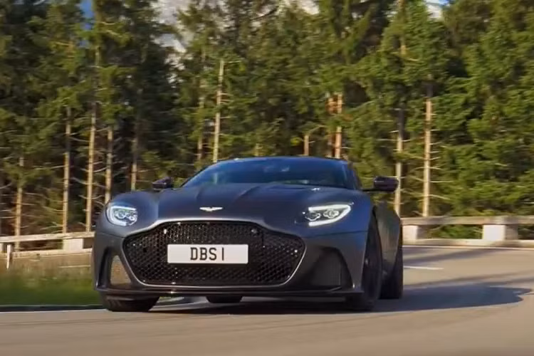 Siêu xe Aston Martin DBS Superleggera 2022 không chỉ là phiên bản hiệu suất cao của DB11 mà còn là mẫu xe thay thế cho dòng xe Vanquish S đình đám. Ngoài ra, Aston Martin DBS Superleggera 2022 còn đóng vai trò hồi sinh cả 2 thương hiệu DBS và Superleggera của hãng siêu xe Anh quốc.