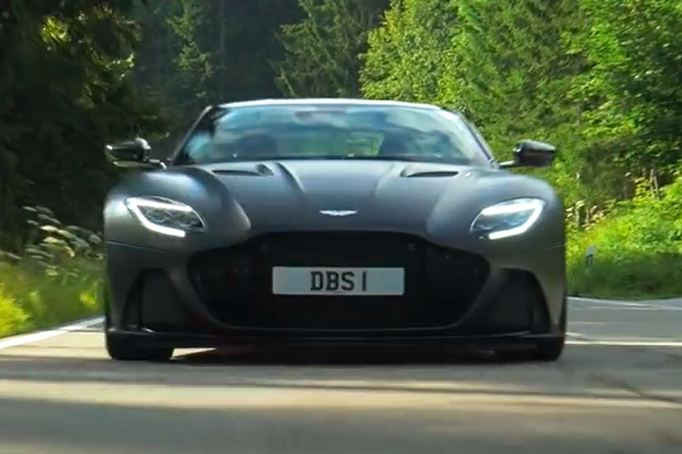 Nói về "trái tim" của Aston Martin DBS Superleggera 2022, đây là khối động cơ xăng V12, tăng áp kép, dung tích 5.2 lít huyền thoại của hãng xe Anh quốc, nó sẽ tạo ra công suất tối đa lên đến 715 mã lực và mô-men xoắn cực đại 900 Nm. Sức mạnh động cơ được truyền tới cầu sau thông qua hộp số tự động 8 cấp do ZF mới phát triển.