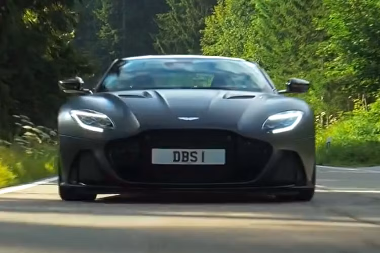 Nói về "trái tim" của Aston Martin DBS Superleggera 2022, đây là khối động cơ xăng V12, tăng áp kép, dung tích 5.2 lít huyền thoại của hãng xe Anh quốc, nó sẽ tạo ra công suất tối đa lên đến 715 mã lực và mô-men xoắn cực đại 900 Nm. Sức mạnh động cơ được truyền tới cầu sau thông qua hộp số tự động 8 cấp do ZF mới phát triển.