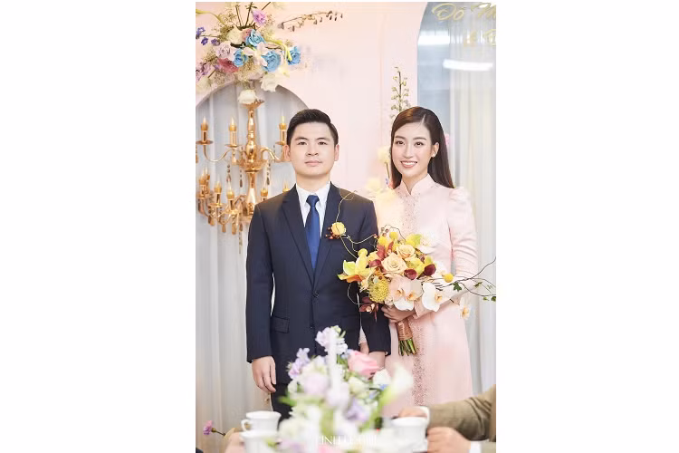 Xe có màu sơn đỏ với điểm nhấn logo hình đầu Hổ thay thế cho biểu tượng thiếu phụ bay nổi tiếng của hãng xe Anh quốc. Bên hông xe có chữ H, tên viết tắt của chủ nhân.