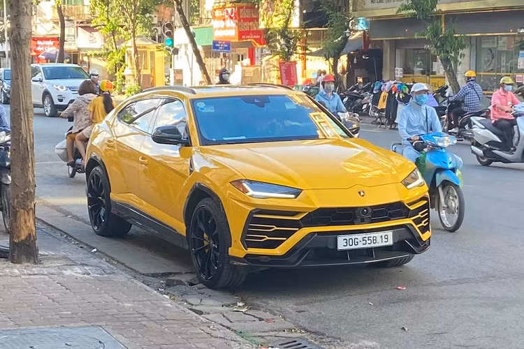 Một số nguồn tin cho rằng, giá xe Rolls-Royce Phantom Hòa Bình &amp; Vinh Quang khi lăn bánh tại Việt Nam trên 80 tỷ đồng, cũng là xe đắt đỏ nhất hiện nay. Ngoài chiếc Rolls-Royce Phantom Peace &amp; Glory ra, bầu Hiển rất hay sử dụng chiếc sedan hạng sang, phiên bản hiệu suất cao BMW M760Li độc nhất Việt Nam.