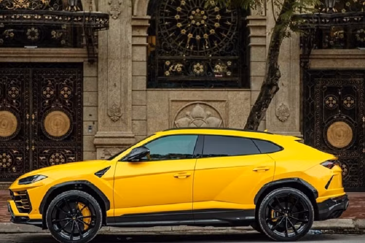 BMW M760Li của bầu Hiển sử dụng trong buổi ăn hỏi và vu quy của con trai sử dụng khối động cơ V12 dung tích 6,6 lít sản sinh công suất tối đa 600 mã lực và mô-men xoắn cực đại 800 Nm. Xe kết hợp với hộp số tự động 8 cấp. BMW M760Li có giá trên 15 tỷ đồng.