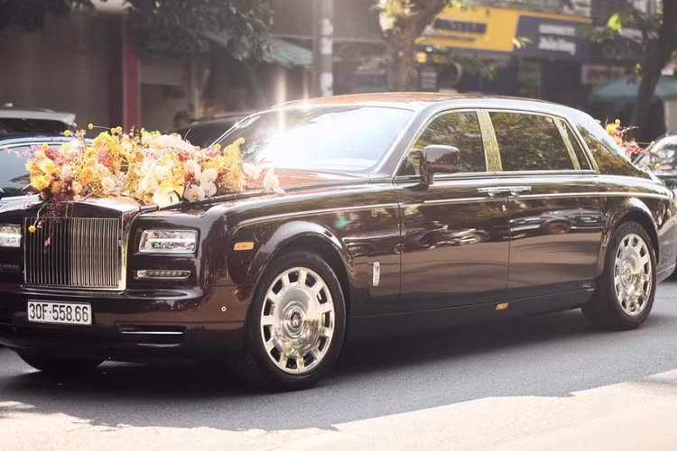 Ngoài Rolls-Royce Phantom Peace &amp; Glory làm xe rước dâu không có chiếc thứ 2 được sản xuất, dàn xe đưa dâu trong đám cưới của Hoa hậu Đỗ Mỹ Linh cùng Đỗ Vinh Quang còn có nhiều xe đắt tiền khác như một chiếc sedan hiệu suất cao BMW M760Li độc nhất Việt Nam tháp tùng ba mẹ chồng của Hoa hậu Đỗ Mỹ Linh hay chiếc siêu SUV Lamborghini Urus thuộc sở hữu của anh trai chú rể.