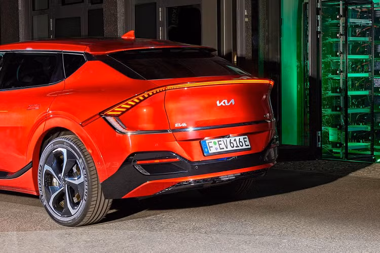 Pin xe điện bị xuống cấp phạm vi hoạt động của chúng sẽ giảm xuống còn 50 dặm (82 km), điều đó có nghĩa là chúng không còn phù hợp để cung cấp năng lượng cho điện. Và để không “lãng phí” chúng vẫn có thể được đưa vào hoạt động trong môi trường gia đình hoặc công nghiệp.