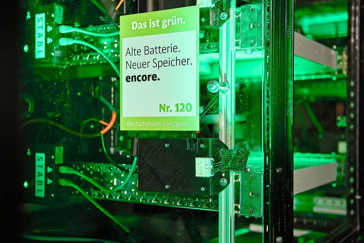 Pin được thu gom từ các đại lý Kia và vận chuyển đến đối tác của Deutsche Bahn để tháo dỡ. Công ty này sẽ bóc tách chúng ra để kiểm tra chẩn đoán, trước khi lắp ráp lại như một bộ phận lưu trữ năng lượng. Thiết bị này bao gồm 24 mô-đun pin được bố trí trên ba giá đỡ, mỗi mô-đun được tạo bởi 14 pin đôi.