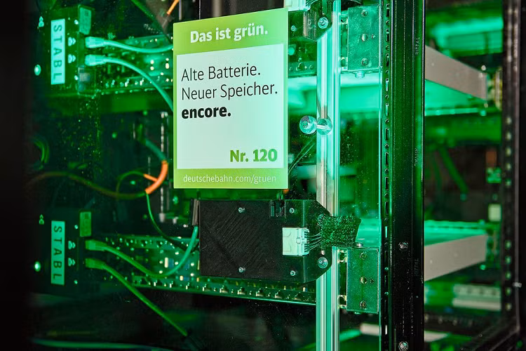 Pin được thu gom từ các đại lý Kia và vận chuyển đến đối tác của Deutsche Bahn để tháo dỡ. Công ty này sẽ bóc tách chúng ra để kiểm tra chẩn đoán, trước khi lắp ráp lại như một bộ phận lưu trữ năng lượng. Thiết bị này bao gồm 24 mô-đun pin được bố trí trên ba giá đỡ, mỗi mô-đun được tạo bởi 14 pin đôi.