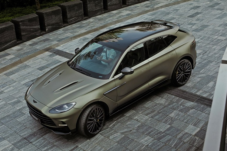 SUV nhanh nhất thế giới Aston Martin DBX 707 chỉ cần chưa đến thời gian 3,2 giây là có thể tăng tốc từ vị trí xuất phát lên 100 km/h trước khi lao về con số tốc độ tối đa 310 km/h. Xe được trang bị hộp số 9 cấp ly hợp kép ngâm dầu, và hệ thống dẫn động 4 bánh toàn thời gian mới cũng như loạt tùy chỉnh từ khung gầm, hệ thống treo khí nén ba buồng điện tử, hệ thống lái so với DBX tiêu chuẩn.