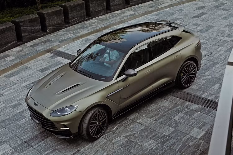 SUV nhanh nhất thế giới Aston Martin DBX 707 chỉ cần chưa đến thời gian 3,2 giây là có thể tăng tốc từ vị trí xuất phát lên 100 km/h trước khi lao về con số tốc độ tối đa 310 km/h. Xe được trang bị hộp số 9 cấp ly hợp kép ngâm dầu, và hệ thống dẫn động 4 bánh toàn thời gian mới cũng như loạt tùy chỉnh từ khung gầm, hệ thống treo khí nén ba buồng điện tử, hệ thống lái so với DBX tiêu chuẩn.