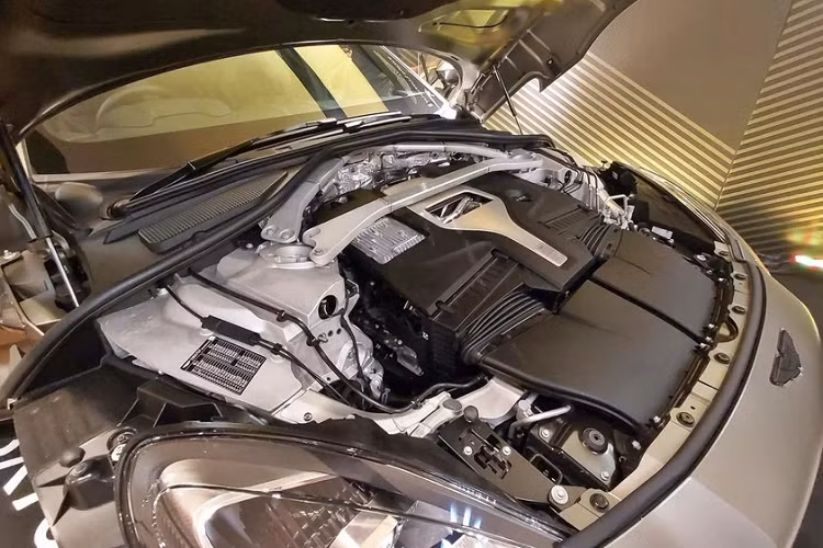 Chính vì sự hấp dẫn này mà đã khiến cho nhà sưu tập xe ở Việt Nam - ông Đặng Lê Nguyên Vũ đặt mua Aston Martin DBX 707. Trước khi về Việt Nam, giới mê xe trong nước cũng không khỏi choáng trước độ chịu chơi của các đại gia ở Malaysia khi đã được diện kiến chiếc xe Aston Martin DBX 707 trong buổi ra mắt gần đây.