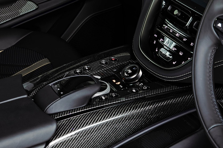 Hiện mức giá xe Aston Martin DBX 707 khi về đến Malaysia được tiết lộ 5,7 tỷ đồng, chưa bao gồm các tùy chọn thuế, nếu đóng đầy đủ thuế, xe có giá lăn bánh không dưới 17,5 tỷ đồng. Ngoại thiết kế ngoại thất và nội thất được chỉnh sửa so với xe nguyên bản, rõ ràng điều làm nên danh tiếng cho Aston Martin DBX 707 phải đến từ khối động cơ xe.