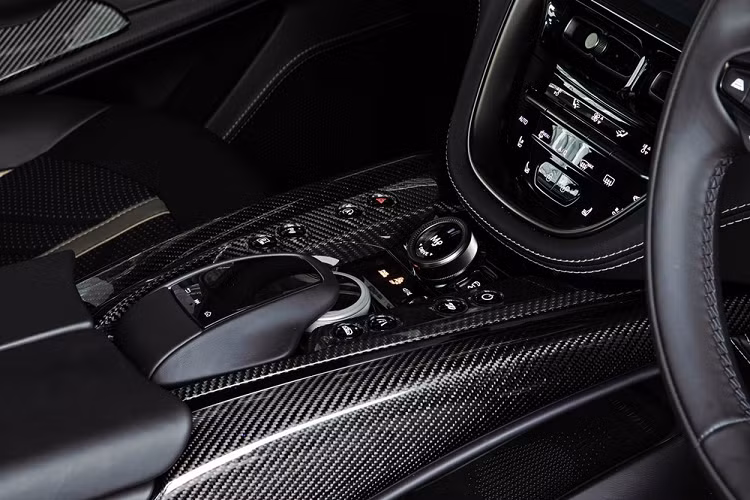 Hiện mức giá xe Aston Martin DBX 707 khi về đến Malaysia được tiết lộ 5,7 tỷ đồng, chưa bao gồm các tùy chọn thuế, nếu đóng đầy đủ thuế, xe có giá lăn bánh không dưới 17,5 tỷ đồng. Ngoại thiết kế ngoại thất và nội thất được chỉnh sửa so với xe nguyên bản, rõ ràng điều làm nên danh tiếng cho Aston Martin DBX 707 phải đến từ khối động cơ xe.