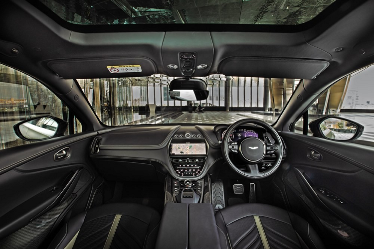 Dòng xe SUV Aston Martin DBX 707 khi được vén màn đã gây chấn động giới truyền thông quốc tế khi vượt qua những "tượng đài" như Lamborghini Urus hay Bentley Bentayga Speed để trở thành chiếc xe SUV nhanh nhất thế giới.