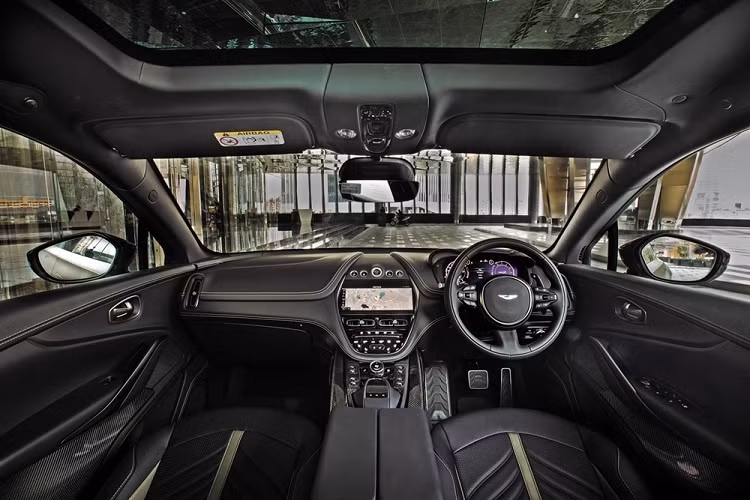 Dòng xe SUV Aston Martin DBX 707 khi được vén màn đã gây chấn động giới truyền thông quốc tế khi vượt qua những "tượng đài" như Lamborghini Urus hay Bentley Bentayga Speed để trở thành chiếc xe SUV nhanh nhất thế giới.