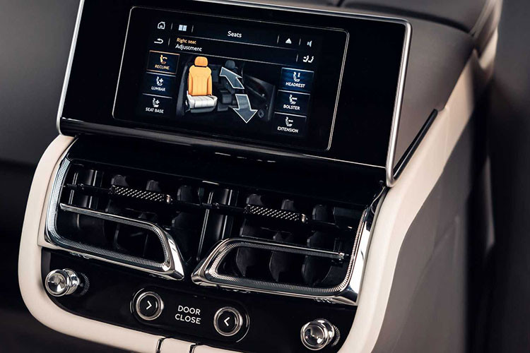 Ghế ngồi của Bentayga cung cấp 7 chế độ điều chỉnh cá nhân hóa, nhưng 75-80 % người dùng sẽ chọn chế độ tiêu chuẩn đã được Bentley thiết lập sẵn. Điều thú vị là trong số các lựa chọn, thậm chí còn có chế độ được thiết lập để hạ nhiệt khi người ngồi trên xe bị sốt.