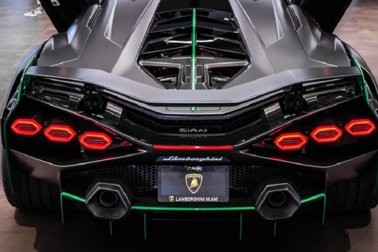 Siêu phẩm Lamborghini Sian chỉ được sản xuất 63 chiếc và từng được Minh Nhựa tuyên bố muốn đổi dàn siêu xe của mình bao gồm Pagani Huayra để sở hữu. Lamborghini Sian cũng chính là nguồn cảm hứng cho sự ra đời của siêu môtô bản giới hạn Ducati Diavel 1260 Lamborghini chỉ có 630 chiếc, trong đó, đã có ít nhất một xe được mang về dải đất hình chữ S qua diện phân phối chính hãng.