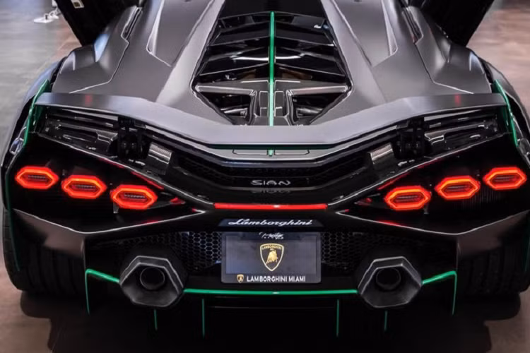 Siêu phẩm Lamborghini Sian chỉ được sản xuất 63 chiếc và từng được Minh Nhựa tuyên bố muốn đổi dàn siêu xe của mình bao gồm Pagani Huayra để sở hữu. Lamborghini Sian cũng chính là nguồn cảm hứng cho sự ra đời của siêu môtô bản giới hạn Ducati Diavel 1260 Lamborghini chỉ có 630 chiếc, trong đó, đã có ít nhất một xe được mang về dải đất hình chữ S qua diện phân phối chính hãng.
