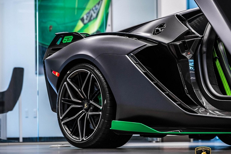 Hình ảnh chiếc siêu xe triệu đô vạn người mê Lamborghini Sian mang màu xám cùng sọc xanh lá cây đã được bạn thân của Hoàng Kim Khánh đăng tải cùng dòng trạng thái mơ không mất phí, đại gia quê Hải Dương cũng để lại bình luận "Cảm ơn anh người tình trăm năm", khiến không ít cư dân mạng nghi ngờ rất có thể năm Nhâm Dần, đại gia quận 12 sẽ chốt thêm 1 khủng long vè garage của mình.