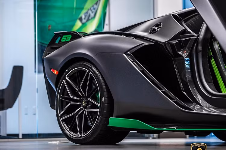 Hình ảnh chiếc siêu xe triệu đô vạn người mê Lamborghini Sian mang màu xám cùng sọc xanh lá cây đã được bạn thân của Hoàng Kim Khánh đăng tải cùng dòng trạng thái mơ không mất phí, đại gia quê Hải Dương cũng để lại bình luận "Cảm ơn anh người tình trăm năm", khiến không ít cư dân mạng nghi ngờ rất có thể năm Nhâm Dần, đại gia quận 12 sẽ chốt thêm 1 khủng long vè garage của mình.