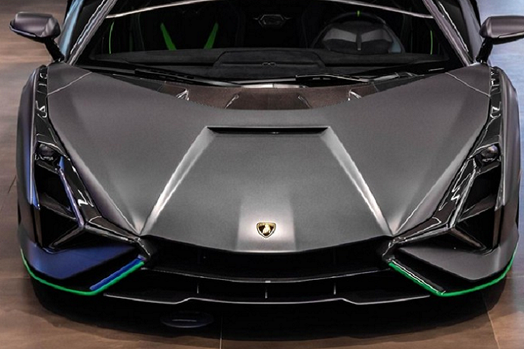 Trong số 63 chiếc siêu xe Lamborghini Sian được sản xuất đều đã có chủ nhân đều là những nhà sưu tập IP hoặc ông chủ các showroom siêu xe lớn. Vì thế, những siêu phẩm như Lamborghini Sian chỉ biết kêu Khánh chơi, bạn thân của chủ xe Koenigsegg Regera và McLaren Senna tiết lộ.
