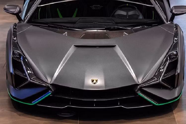 Trong số 63 chiếc siêu xe Lamborghini Sian được sản xuất đều đã có chủ nhân đều là những nhà sưu tập IP hoặc ông chủ các showroom siêu xe lớn. Vì thế, những siêu phẩm như Lamborghini Sian chỉ biết kêu Khánh chơi, bạn thân của chủ xe Koenigsegg Regera và McLaren Senna tiết lộ.