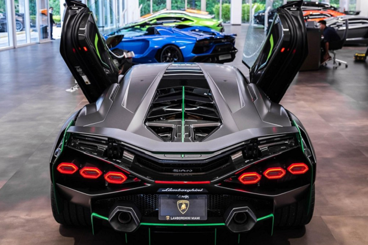 Giá xe Lamborghini Sian khởi điểm là 3,3 triệu đô la (tương đương 76 tỷ đồng), nếu về Việt Nam mức giá sẽ rất khủng vì chắc chắn một số showroom có xe sẽ đẩy giá cao hơn 3,3 triệu đô la. Theo hãng Lamborghini, mô-tơ điện và bộ siêu tụ điện của Sián có trọng lượng chỉ 34 kg. Bên cạnh hệ thống động cơ mạnh mẽ, Lamborghini Sian còn có hệ thống phanh tái sinh năng lượng do thương hiệu Ý phát triển nội bộ. Hệ thống sẽ sạc cho bộ siêu tụ điện mỗi khi xe phanh lại.