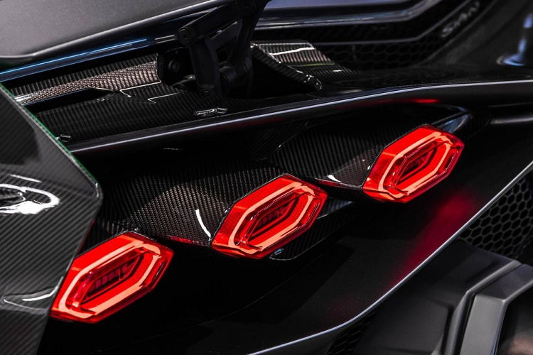 Chiếc siêu xe Lamborghini Sian được bạn thân của Hoàng Kim Khánh chia sẻ đang có mặt trong đại lý Lamborghini Miami, đây là 1 trong những showroom siêu xe Lamborghini hoành tráng nhất thế giới. Đại gia nắm giữ quyền phân phối Lamborghini Miami cũng có không ít showroom siêu xe đẳng cấp của các thương hiệu xe khác như Pagani, Lotus hay Karma, tất cả đều đặt tại Miami.