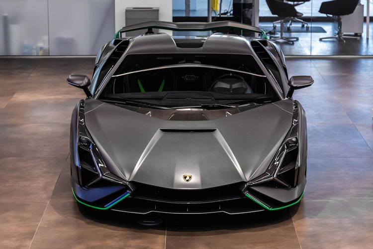 Chiếc siêu xe Lamborghini Sian này mới được bạn thân của Hoàng Kim Khánh đi xem mắt, trước đó, người này từng hé lộ McLaren Senna và Koenigsegg Regera về Việt Nam. Bạn thân của Hoàng Kim Khánh lại nhá hàng siêu phẩm Lamborghini Sian trong những ngày đầu năm mới