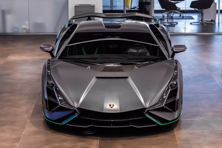 Chiếc siêu xe Lamborghini Sian này mới được bạn thân của Hoàng Kim Khánh đi xem mắt, trước đó, người này từng hé lộ McLaren Senna và Koenigsegg Regera về Việt Nam. Bạn thân của Hoàng Kim Khánh lại nhá hàng siêu phẩm Lamborghini Sian trong những ngày đầu năm mới