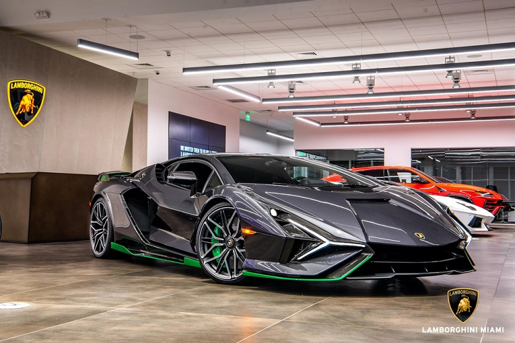 Trong những năm vừa qua, sự chịu chơi của các đại gia Việt đã giúp không ít siêu phẩm hypercar cũng như megacar được mang về nước. Trong số này, cái tên đại gia Hoàng Kim Khánh nổi lên là người chuyên sưu tầm những siêu xe độc lạ. Ở những ngày Tết Nhâm Dần, giới mê xe lại được phen xôn xao với màn thả thính của bạn thân đại gia này