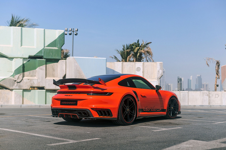 Xe còn được trang bị bộ mâm xe thể thao có kích thước 21 và 22 inch sơn màu đen satin và các điểm nhấn màu cam.