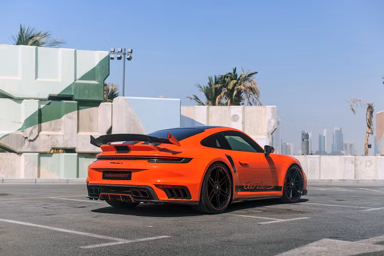 Xe còn được trang bị bộ mâm xe thể thao có kích thước 21 và 22 inch sơn màu đen satin và các điểm nhấn màu cam.