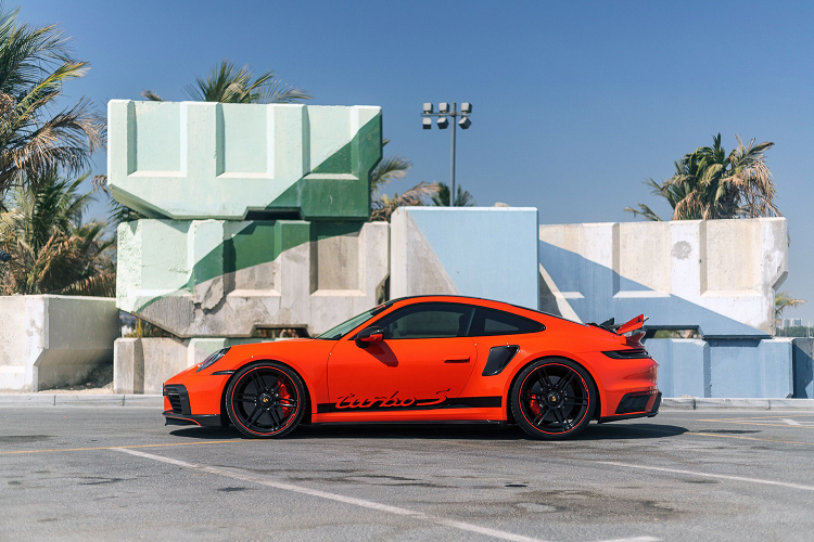 Manhart Performance độ Porsche 911 Turbo S trên nền tảng của khối động cơ 6 xi-lanh 3.8 lít. Khối động cơ của xe đã được trang bị bộ tăng áp mới cũng như bộ làm mát liên động được nâng cấp.