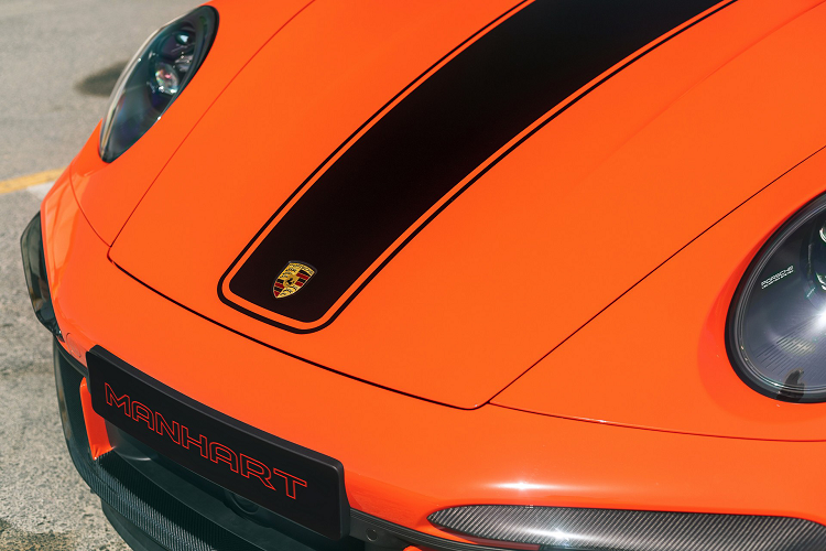 Để có dáng vẻ thể thao hơn, chiếc xe đã được trang bị lò xo hạ thấp H&amp;R giúp giảm chiều cao xe khoảng 30 mm.