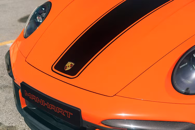 Để có dáng vẻ thể thao hơn, chiếc xe đã được trang bị lò xo hạ thấp H&amp;R giúp giảm chiều cao xe khoảng 30 mm.