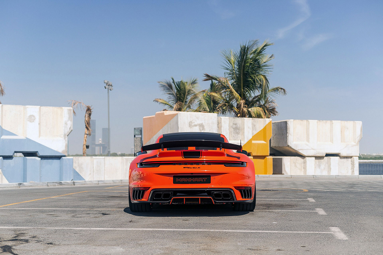 Mẫu xe còn có bộ khuếch tán bằng sợi carbon và cánh gió sau nổi bật. Xe còn được trang trí với các họa tiết sọc đen và nhiều chi tiết bổ sung được làm bằng vật liệu sợi carbon.