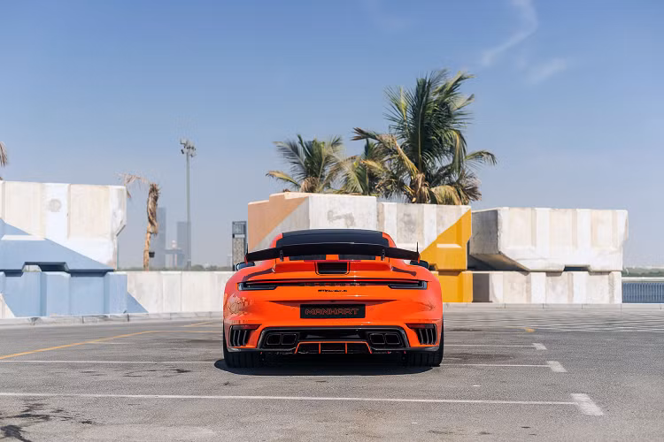 Mẫu xe còn có bộ khuếch tán bằng sợi carbon và cánh gió sau nổi bật. Xe còn được trang trí với các họa tiết sọc đen và nhiều chi tiết bổ sung được làm bằng vật liệu sợi carbon.