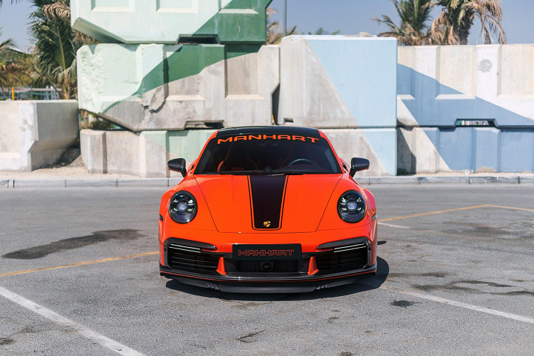 Làm tròn những điểm nổi bật là bộ body kit bằng sợi carbon TopCar bao gồm phần ốp cản trước, viền hút gió, ốp hông và nắp gương.