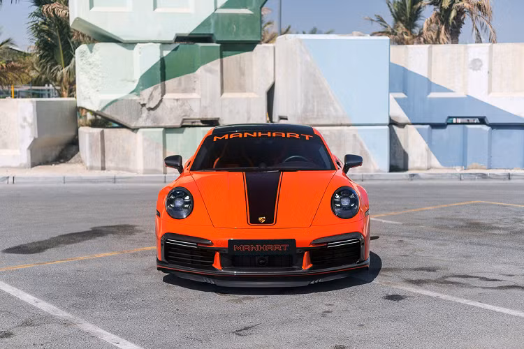 Làm tròn những điểm nổi bật là bộ body kit bằng sợi carbon TopCar bao gồm phần ốp cản trước, viền hút gió, ốp hông và nắp gương.