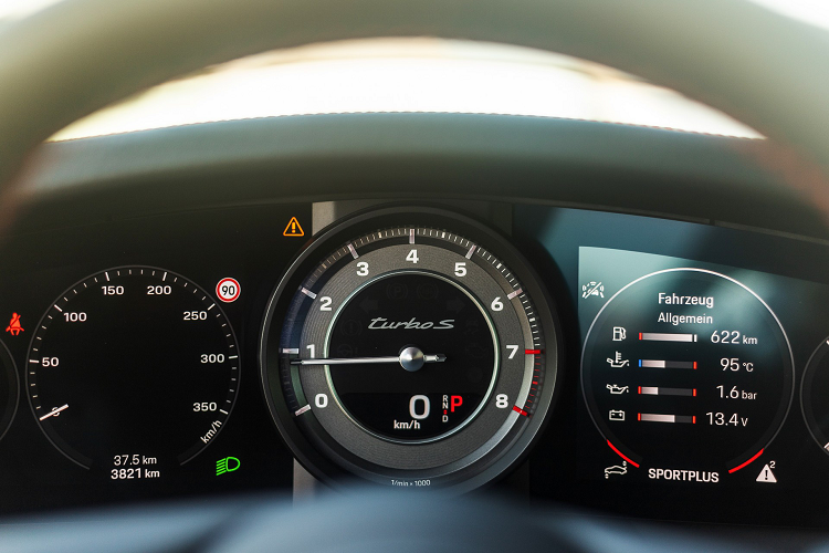 Nhờ những sửa đổi này, công suất tăng từ 641 mã lực, mô-men xoắn 800 Nm lên mức 822 mã lực và mô-men xoắn đạt mức 965 Nm.