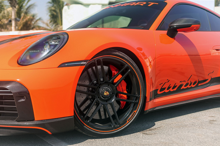 Về nội thất, mẫu xe được trang trí với ghế bọc da hai tông màu, chỉ khâu tương phản và thảm trải sàn thêu logo Manhart. Mức giá xe Porsche 911 Turbo S độ Manhart hiện chưa được công bố chi tiết.