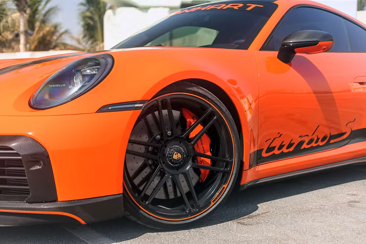 Về nội thất, mẫu xe được trang trí với ghế bọc da hai tông màu, chỉ khâu tương phản và thảm trải sàn thêu logo Manhart. Mức giá xe Porsche 911 Turbo S độ Manhart hiện chưa được công bố chi tiết.