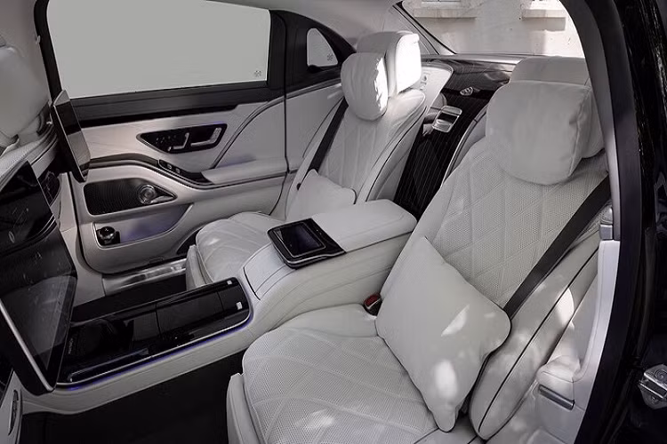 Hệ thống sưởi cổ và vai cũng có sẵn trên hàng ghế đẳng cấp này dưới dạng tiêu chuẩn, trong khi dây đai an toàn có thiết kế tương tự như các mẫu xe Coupe của Mercedes, giúp hành khách dễ dàng sử dụng mà không cần phải xoay xở quá nhiều.