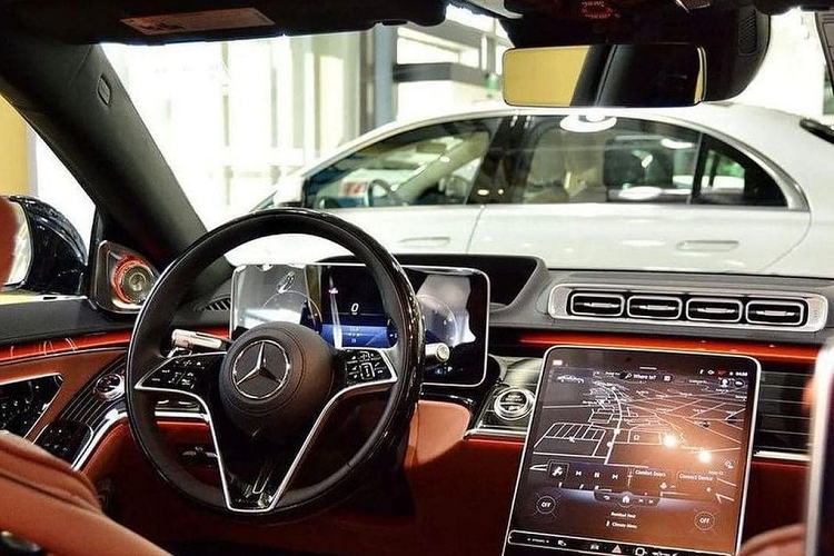 Ở bên trong, toàn bộ khoang nội thất của Mercedes-Maybach S680 đều được bọc da Nappa đắt tiền, từ ghế ngồi cho đến trần xe, bảng điều khiển, vô lăng và tấm ốp cửa. Bảng điều khiển xe xuất hiện nhiều chi tiết trang trí ốp gỗ designo open-pore walnut, bộ bàn đạp Maybach độc quyền và đặc biệt là mùi hương đặc trưng trên những chiếc sedan siêu sang Maybach.