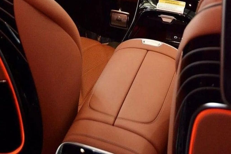 Hàng ghế sau chuẩn thương gia trên Mercedes-Maybach S680 siêu sang có khả năng ngả lưng từ 19 - 43 độ, phần bệ đỡ chân cũng được mở rộng thêm khoảng 2 inch (~ 51mm) so với thế hệ tiền nhiệm, tích hợp tính năng mát xa bắp chân cho hành khách.