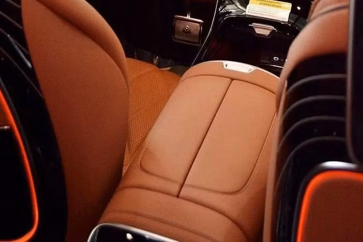 Hàng ghế sau chuẩn thương gia trên Mercedes-Maybach S680 siêu sang có khả năng ngả lưng từ 19 - 43 độ, phần bệ đỡ chân cũng được mở rộng thêm khoảng 2 inch (~ 51mm) so với thế hệ tiền nhiệm, tích hợp tính năng mát xa bắp chân cho hành khách.