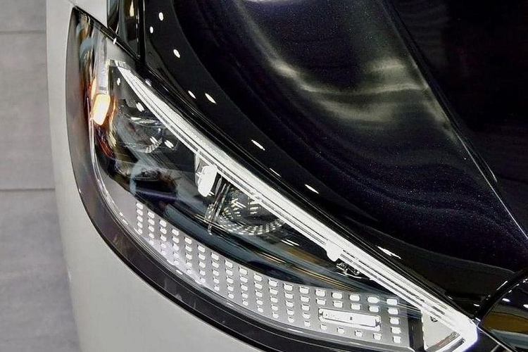 Xe có nhiều tính năng trang bị hiện đại cùng thiết kế sang trọng và đẳng cấp bậc nhất. Ngoại thất của xe có nhiều dấu hiệu thiết kế đặc trưng như: lưới tản nhiệt thanh dọc độc quyền cùng logo Maybach, hốc hút gió phía trước to bản, cản trước sửa đổi, nhiều đường viền mạ crome xung quanh, tay nắm cửa dạng ẩn, đèn Digital Light,... .Làm tròn diện mạo sang trọng và thanh lịch cho S680 là bộ mâm đa chấu 20 inch hình chiếc khiên đầy tinh xảo.