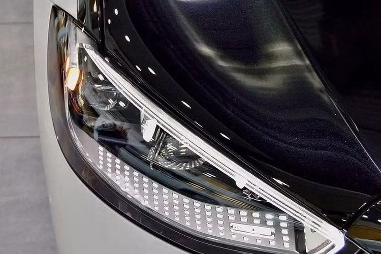 Xe có nhiều tính năng trang bị hiện đại cùng thiết kế sang trọng và đẳng cấp bậc nhất. Ngoại thất của xe có nhiều dấu hiệu thiết kế đặc trưng như: lưới tản nhiệt thanh dọc độc quyền cùng logo Maybach, hốc hút gió phía trước to bản, cản trước sửa đổi, nhiều đường viền mạ crome xung quanh, tay nắm cửa dạng ẩn, đèn Digital Light,... .Làm tròn diện mạo sang trọng và thanh lịch cho S680 là bộ mâm đa chấu 20 inch hình chiếc khiên đầy tinh xảo.