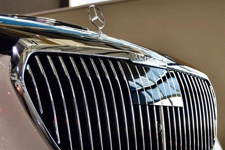 Các trang bị tiêu chuẩn khác trên Mercedes-Maybach S680 gồm: màn hình công cụ kỹ thuật số 12,3 inch, màn hình trung tâm 12,8 inch, hệ thống âm thanh vòm Burmester 4D, hệ thống thông tin giải trí hàng ghế sau với màn hình kép 11,6 inch và một máy tính bảng điều khiển ở bệ tỳ tay trung tâm.