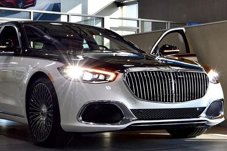Cụ thể, theo thông tin từ phía bán hàng đại lý, giá xe Mercedes-Maybach S680 chính hãng chào bán là 15,99 tỷ đồng. Với giá bán này, phiên bản Mercedes-Maybach S-Class sang trọng nhất được nhập khẩu chính hãng sẽ rất cạnh tranh so với những xe nhập tư nhân đã về trước đây. Mercedes-Maybach S680 là phiên bản hàng đầu mới của dòng sản phẩm Mercedes-Maybach S-Class.